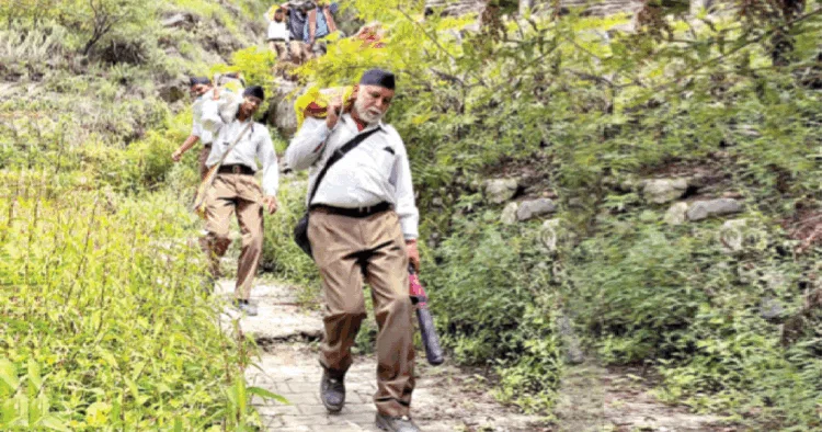 उत्तरकाशी के धराली में आई प्राकृतिक आपदा के बाद राहत कार्यों में लगे स्वयंसेवक। ऐसे कार्यकर्ताओं के कारण ही संघ सफलता की सीढ़ियां चढ़ रहा है।