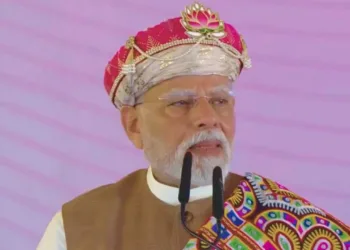 प्रधानमंत्री मोदी मध्य प्रदेश के धार में जनता को संबोधित करते हुए