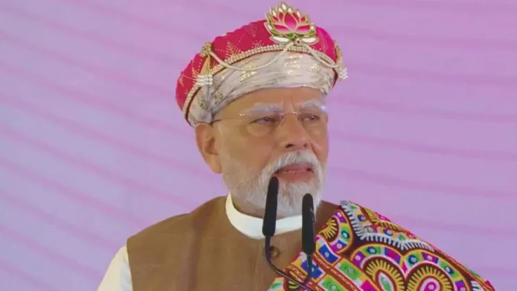 प्रधानमंत्री मोदी मध्य प्रदेश के धार में जनता को संबोधित करते हुए