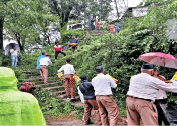 उत्तराखंड में पीड़ितों तक राहत सामग्री पहुंचाते स्वयंसेवक