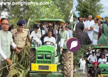 पंजाब बाढ़ 2025: शिवराज सिंह चौहान प्रभावित गांवों में किसानों से मिलते हुए
