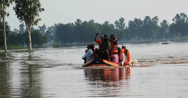 पंजाब में बाढ़ से बुरे हालात हैं।