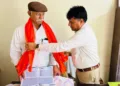 मुकनाराम भील का सम्मान करते एसडीएम बद्रीनारायण विश्नोई
