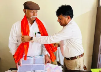 मुकनाराम भील का सम्मान करते एसडीएम बद्रीनारायण विश्नोई