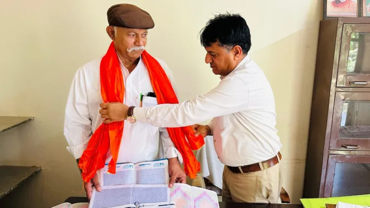 मुकनाराम भील का सम्मान करते एसडीएम बद्रीनारायण विश्नोई