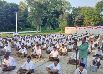 स्वयंसेवकों को संबोधित करते राजकुमार मटाले