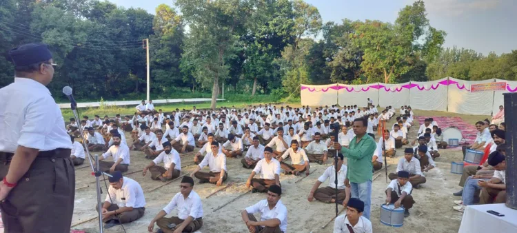 स्वयंसेवकों को संबोधित करते राजकुमार मटाले