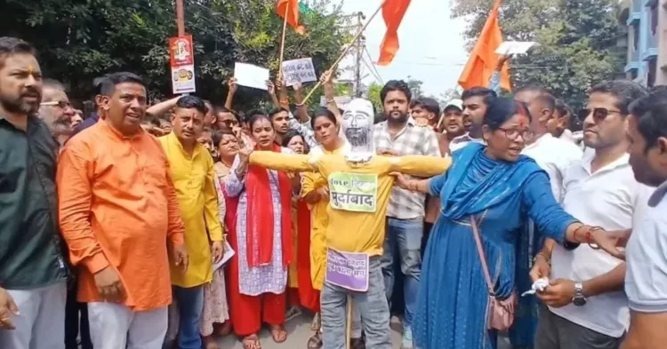 रामनगर में लव जिहाद के खिलाफ प्रदर्शन करते हिंदूनिष्ठ संगठनों के कार्यकर्ता