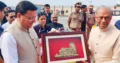 मॉरीशस के प्रधानमंत्री नवीन रामगुलाम को स्मृति के तौर पर केदार नाथ मंदिर की फोटो भेंट करते सीएम पुष्कर सिंह धामी