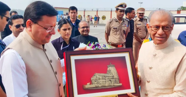 मॉरीशस के प्रधानमंत्री नवीन रामगुलाम को स्मृति के तौर पर केदार नाथ मंदिर की फोटो भेंट करते सीएम पुष्कर सिंह धामी