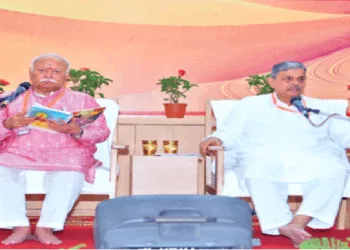 बैठक के मंच पर श्री मोहनराव भागवत और श्री दत्तात्रेय होसबाले