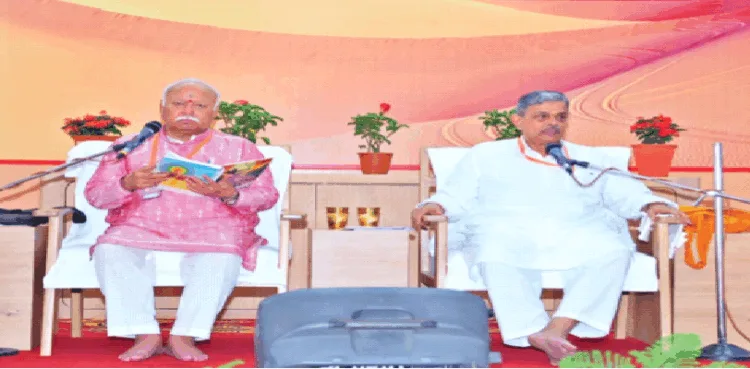 बैठक के मंच पर श्री मोहनराव भागवत और श्री दत्तात्रेय होसबाले