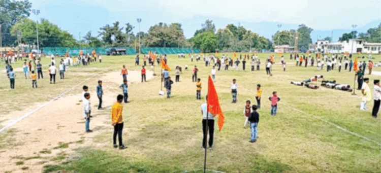एक शाखा में खेलते बाल स्वयंसेवक
