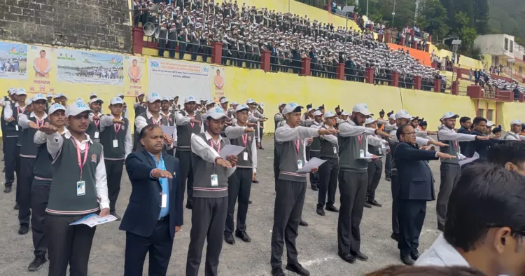 गंगा और सहायक नदियों के संरक्षण की शपथ लेते विद्यार्थी