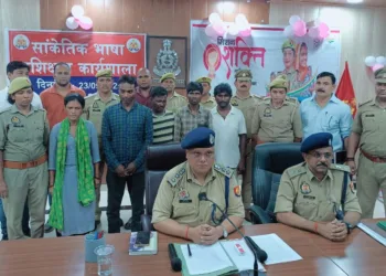 मीरजापुर पुलिस द्वारा सरोज सरगम और उसके पति की गिरफ्तारी का दृश्य