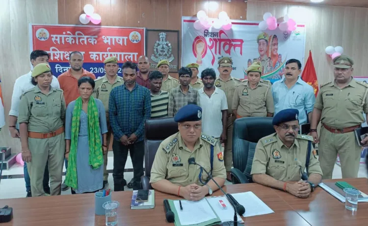 मीरजापुर पुलिस द्वारा सरोज सरगम और उसके पति की गिरफ्तारी का दृश्य