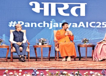 रघुराम भट्ट और स्वामी निजामृतानंद पुरी से बातचीत करती हुईं साध्वी जया भारती