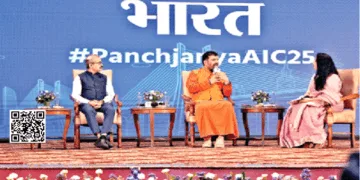 रघुराम भट्ट और स्वामी निजामृतानंद पुरी से बातचीत करती हुईं साध्वी जया भारती