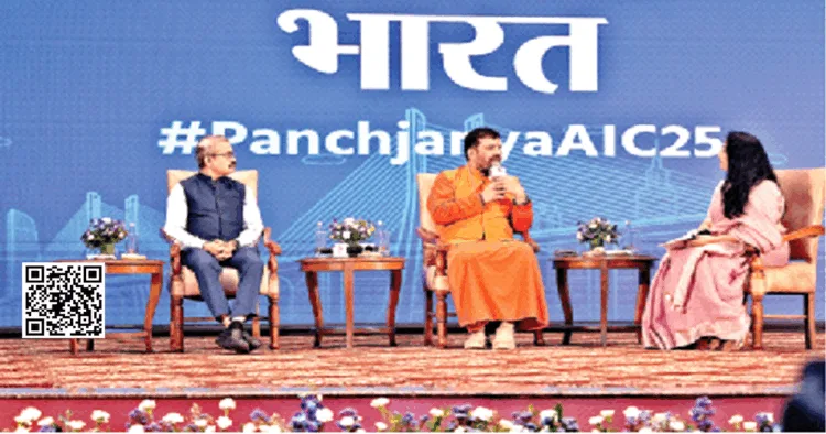 रघुराम भट्ट और स्वामी निजामृतानंद पुरी से बातचीत करती हुईं साध्वी जया भारती