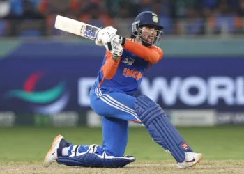 एशिया कप के फाइनल मैच में श़ॉट लगाते भारतीय बल्लेबाज तिलक वर्मा
