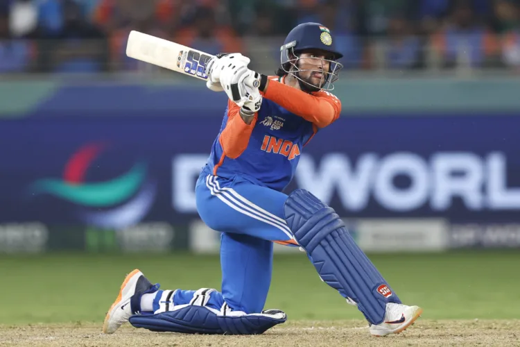 एशिया कप के फाइनल मैच में श़ॉट लगाते भारतीय बल्लेबाज तिलक वर्मा