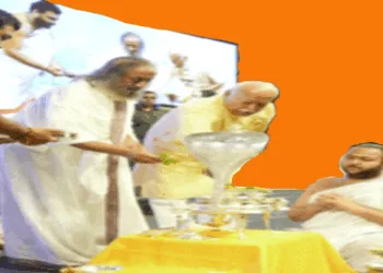 ज्योतिर्लिंग की पूजा करते श्री मोहनराव भागवत और श्री श्री रविशंकर