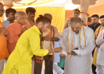 मंदिर में अनुष्ठान करते श्री दत्तात्रेय होसबाले