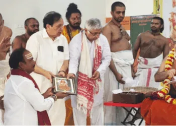 पूज्य श्री विजयेंद्र सरस्वती स्वामी से आशीर्वाद लेते भक्त