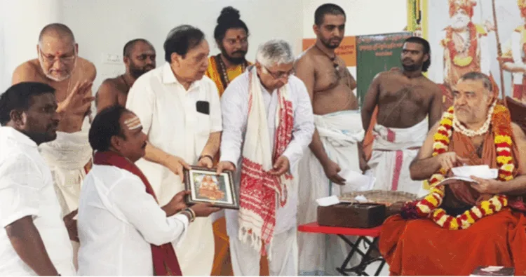 पूज्य श्री विजयेंद्र सरस्वती स्वामी से आशीर्वाद लेते भक्त
