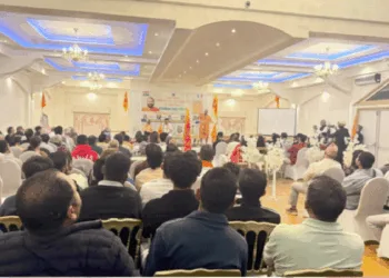 पेरिस में हिंदू समाज के प्रबुद्धजन को संबोधित करते स्वामी विज्ञानानंद जी