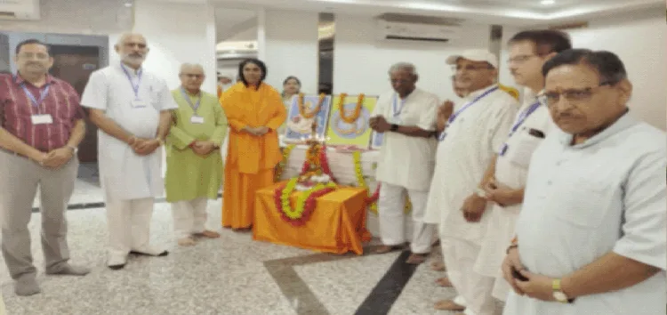 संगोष्ठी का उद्घाटन करते अतिथि