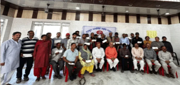 सहायता प्राप्त परिवारों के साथ सेवा भारती के अधिकारी