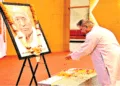स्व. मधुभाई के चित्र के समक्ष पुष्पांजलि अर्पित करते श्री दत्तात्रेय होसबाले