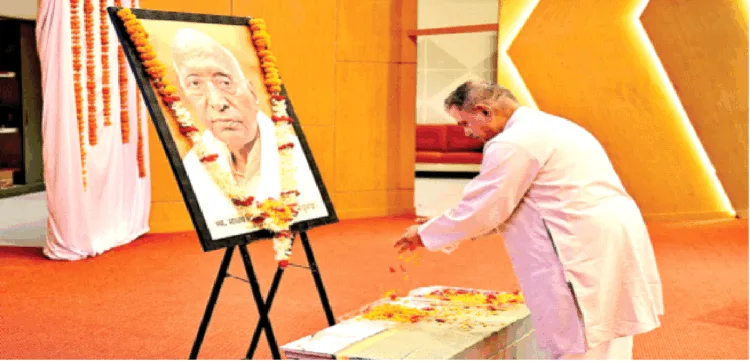 स्व. मधुभाई के चित्र के समक्ष पुष्पांजलि अर्पित करते श्री दत्तात्रेय होसबाले