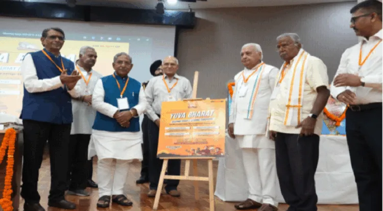 ‘युवा भारत’ कार्यक्रम के पोस्टर का उद्घाटन करते आरिफ मोहम्मद खान। साथ में हैं (बाएं से) नंद किशोर यादव, डॉ. आर. एन. सिंह व अन्य