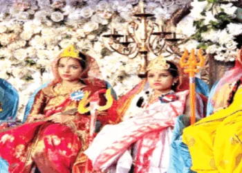 कार्यक्रम में देवी के विभिन्न रूपों में उपस्थित कन्याएं