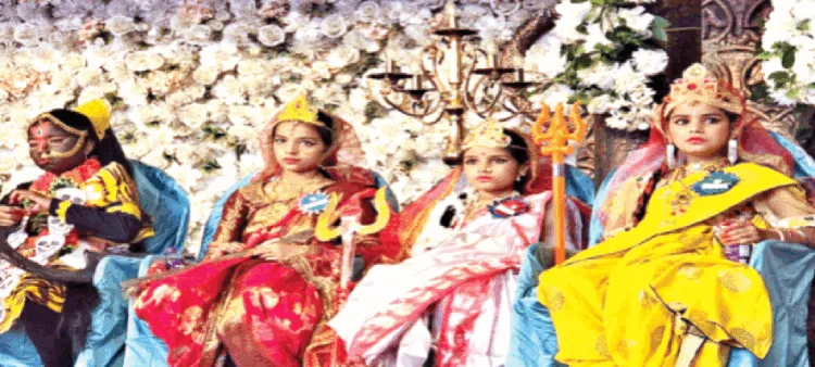कार्यक्रम में देवी के विभिन्न रूपों में उपस्थित कन्याएं