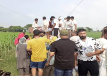 पंजाब के बाढ़ग्रस्त क्षेत्र में पेय जल वितरित करते स्वयंसेवक