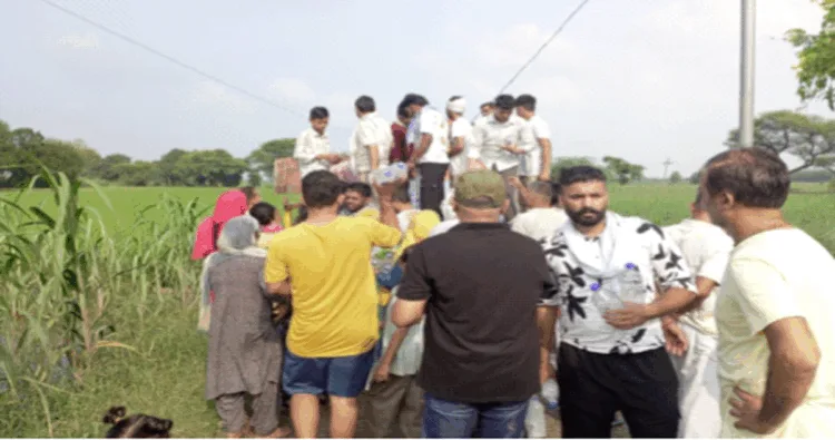 पंजाब के बाढ़ग्रस्त क्षेत्र में पेय जल वितरित करते स्वयंसेवक
