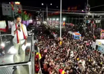 करूर में अभिनेता विजय की रैली में भगदड़ मचने से कई लोगों की मौत हो गई है।