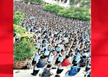 'हमारा विद्यालय, हमारा स्वाभिमान' अभियान में संकल्प लेते छात्र