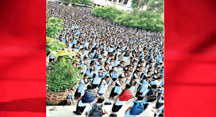 'हमारा विद्यालय, हमारा स्वाभिमान' अभियान में संकल्प लेते छात्र