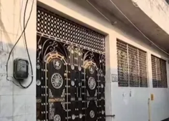 एटा स्थित अदनान का घर