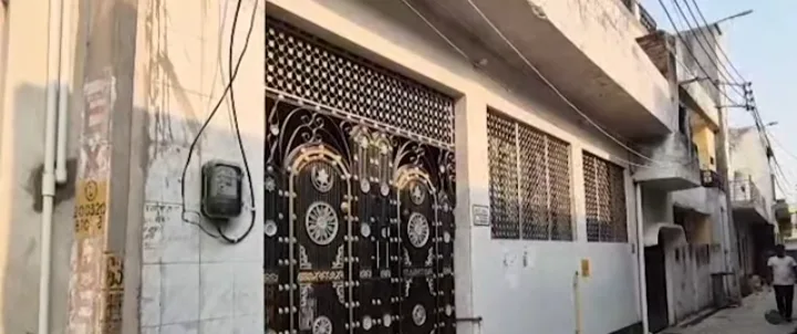 एटा स्थित अदनान का घर