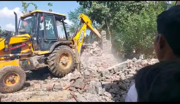 लक्सर तहसील के मुंडाखेड़ा कलां गांव में अवैध निर्माण किया गया ध्वस्त