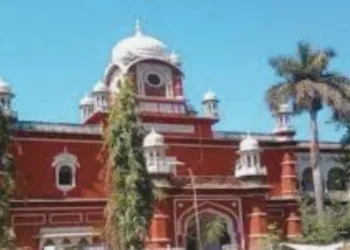 जबलपुर में स्कूल की छुट्टियों को लेकर मचा हंगामा