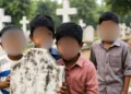 शमशाद मियां के डर से कब्रिस्तान में छिपे बच्चे (फोटो- एआई)