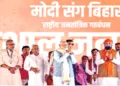 प्रधानमंत्री नरेन्द्र मोदी लोगों का अभिवादन स्वीकारते हुए। साथ में हैं मुख्यमंत्री नीतीश कुमार एवं अन्य राजग नेता