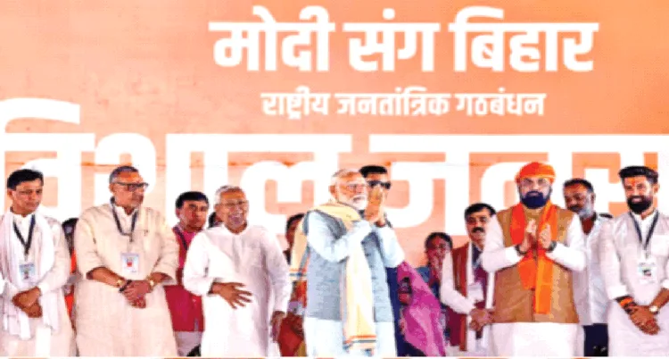 प्रधानमंत्री नरेन्द्र मोदी लोगों का अभिवादन स्वीकारते हुए। साथ में हैं मुख्यमंत्री नीतीश कुमार एवं अन्य राजग नेता