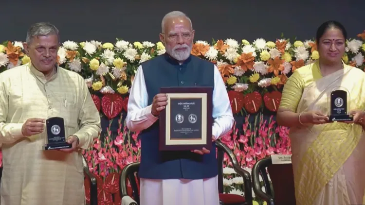 डाक टिकट और सिक्के का लोकार्पण करते हुए PM मोदी